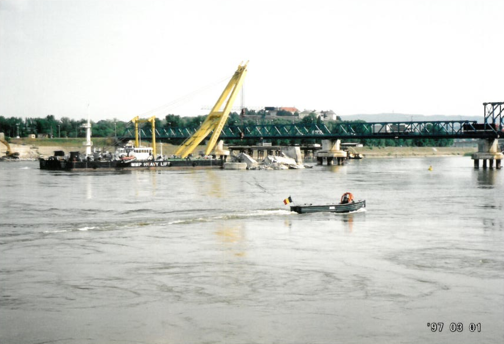 Demolition brug Novi Sad in Servië